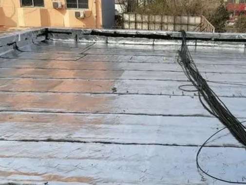 江苏卫生间漏水维修公司分享下江苏屋面楼顶防水刚性防水层施工要点。